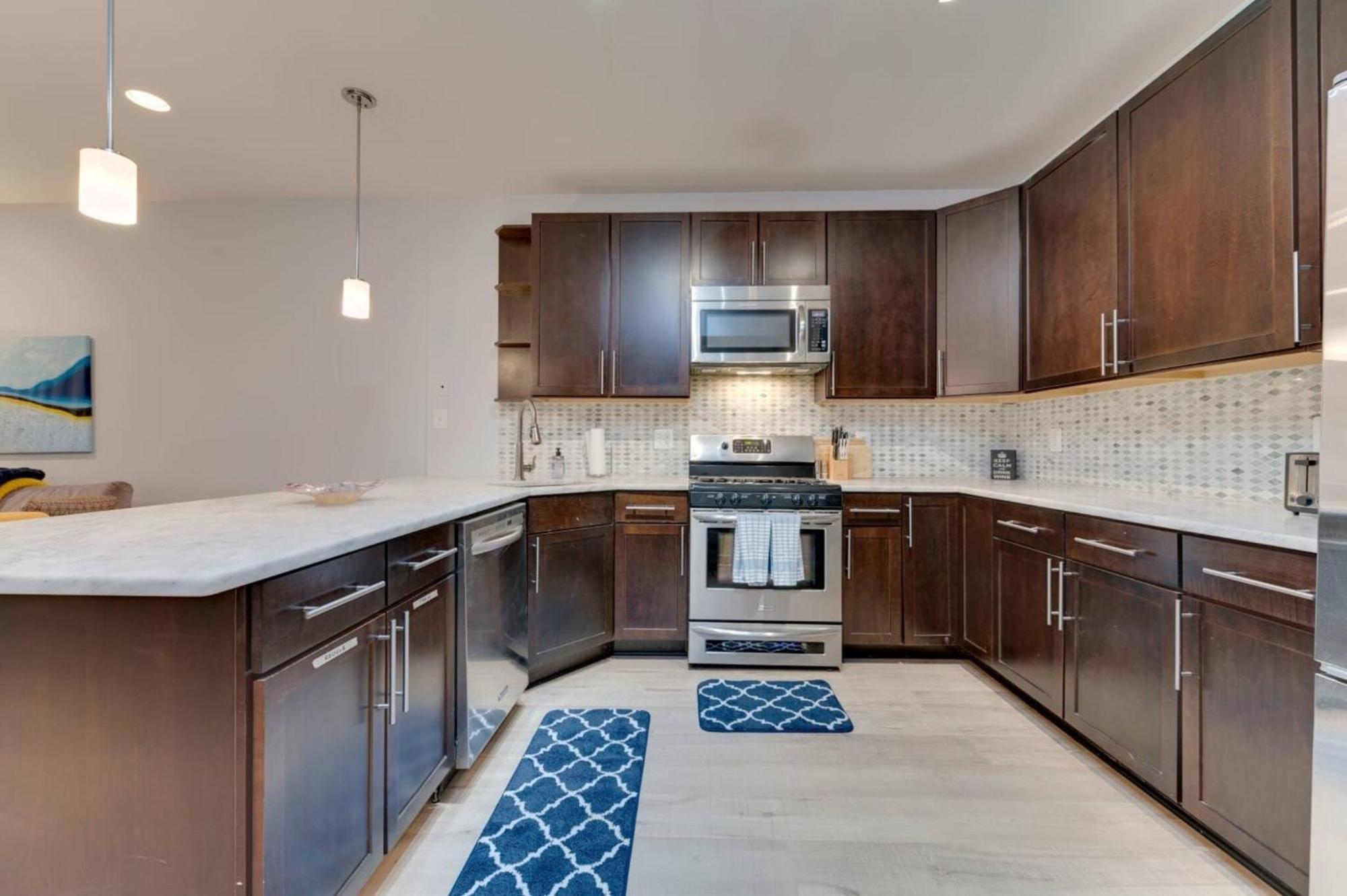 Luxe 2bd2ba Townhouse In Hip Area - Near Metro *