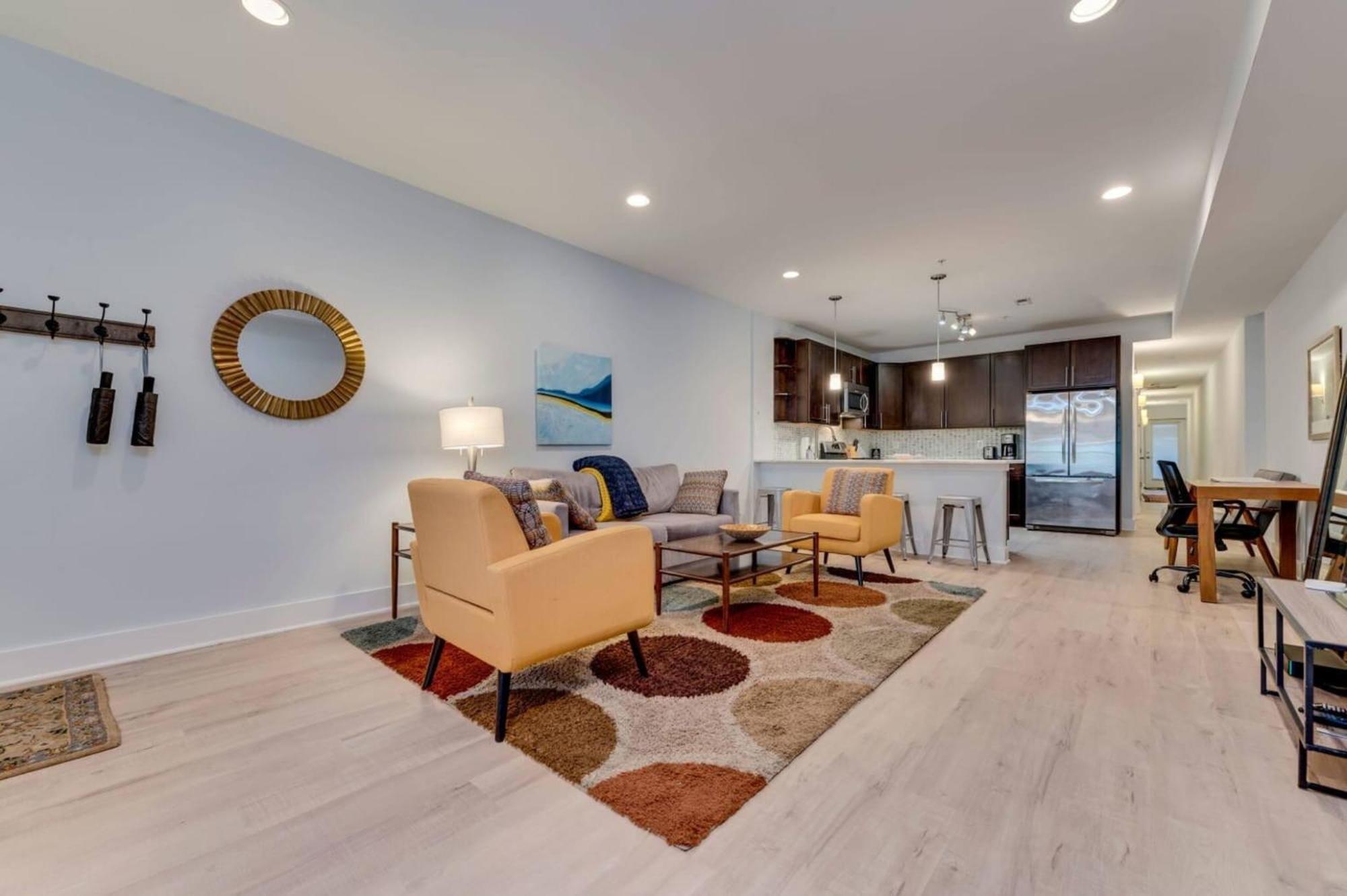 Luxe 2bd2ba Townhouse In Hip Area - Near Metro Apartment